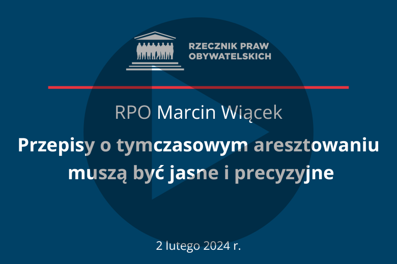 Plansza z tekstem "RPO Marcin Wiącek - Przepisy o tymczasowym aresztowaniu muszą być jasne i precyzyjne - 2 lutego 2024 r." i symbolem odtwarzania wideo - trójkątem w kole