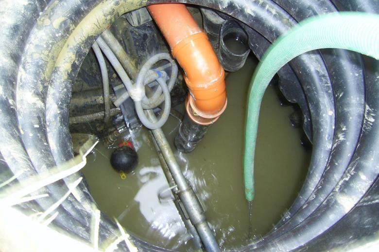 woda i rury w studzience kanalizacyjnej 