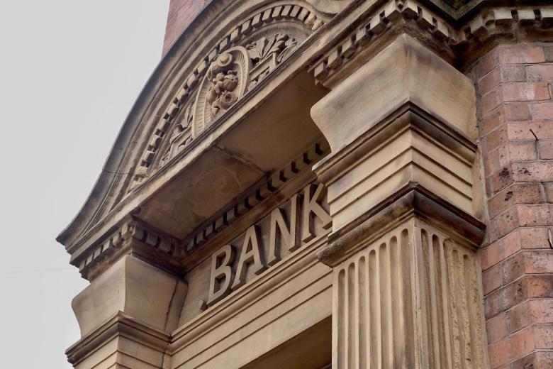 Tympanon nad wejściem do budynku, na którym napisane jest "Bank"