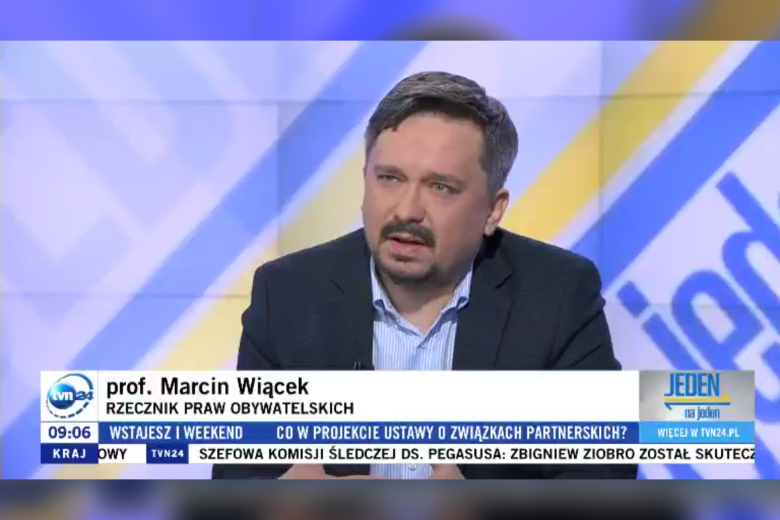 RPO Marcin Wiącek wypowiada się w studiu telewizyjnym