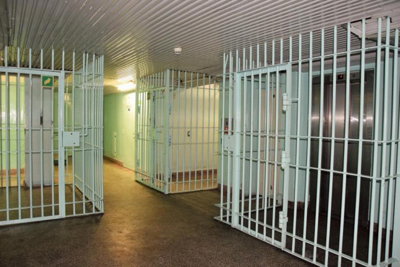 kraty na korytarzu więziennym 