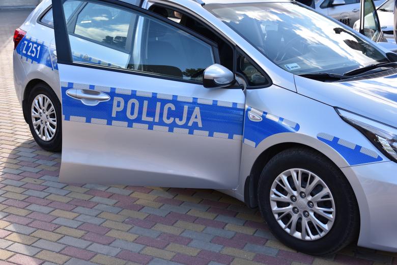 Zaparkowany na chodniku radiowóz Policji