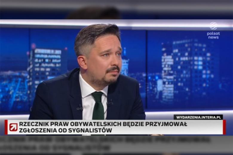 osoba wypowiada się w studiu telewizyjnym  