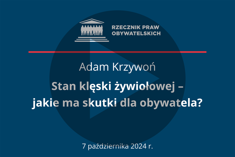 Plansza z tekstem "Adam Krzywoń - Stan klęski żywiołowej - jakie ma skutki dla obywatela? - 7 października 2024 r." i naniesionym znakiem odtwarzania wideo - trójkątem w kole