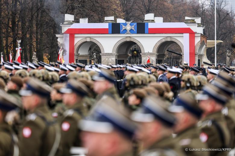 żołnierze na tle Grobu Nieznanego Żołnierza