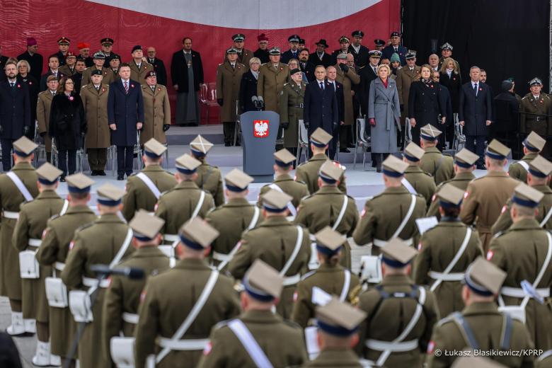 Trybuna honorowa i żołnierze na placu piłsudskiego