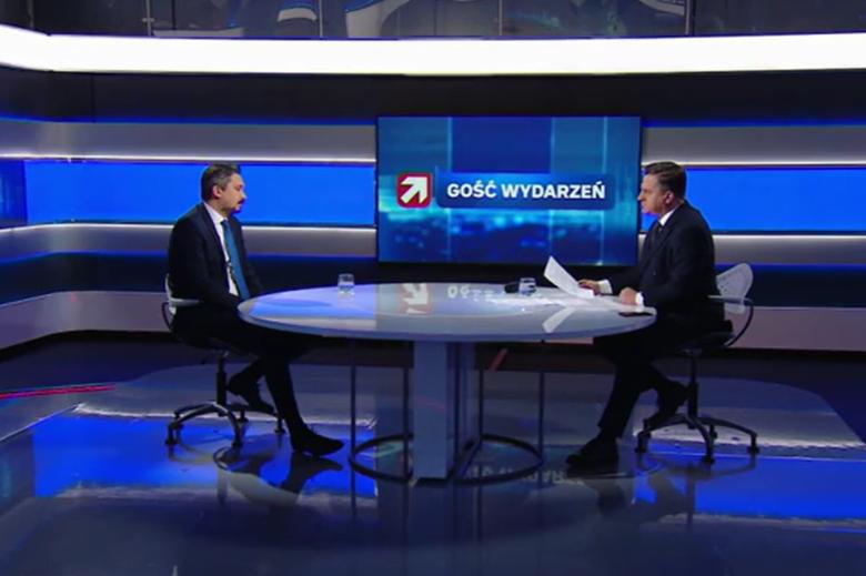 RPO Marcin Wiącek rozmawia z dziennikarzem w studiu telewizyjnym