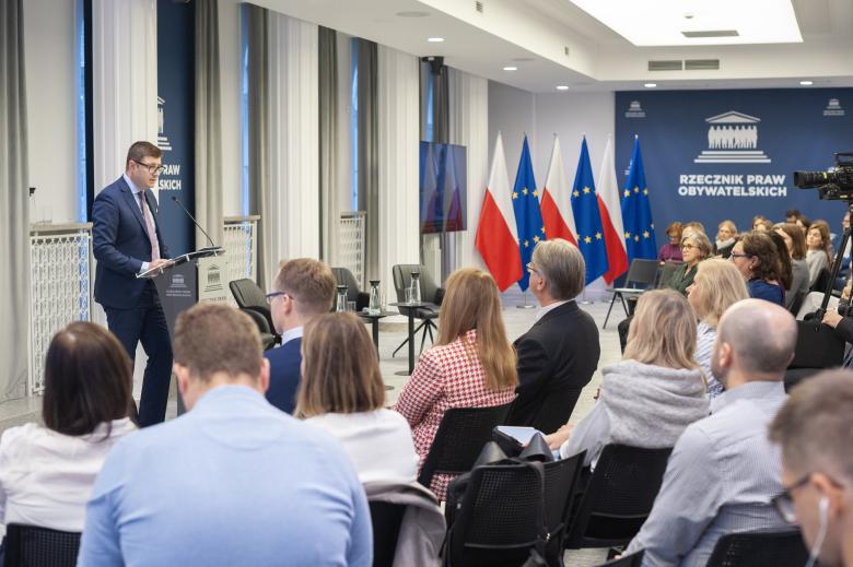 ZRPO Valeri Vachev wypowiada się z mównicy w sali konferencyjnej w stronę siedzącej przed nią, słuchającej go publiczności