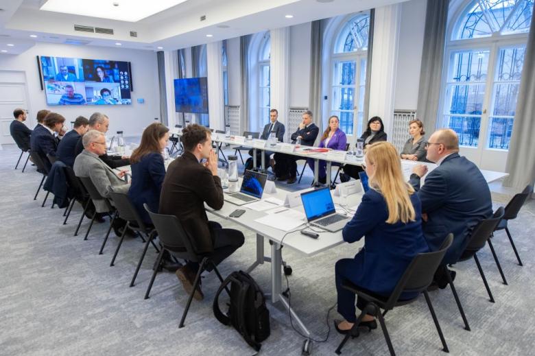 Sala konferencyjna, ludzie wokół stołu