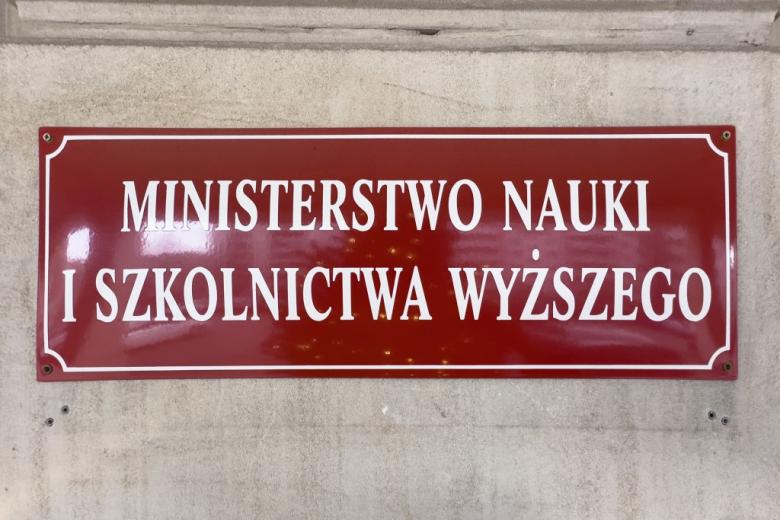 tablica z tekstem Ministerstwo Nauki i Szkolnictwa Wyższego 