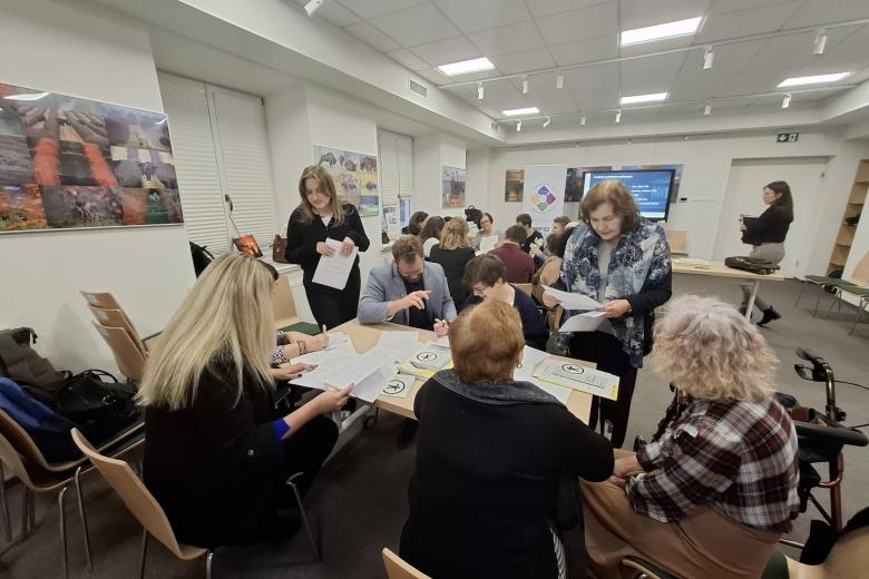 Sala konferencyjna, ludzie wokół stołu