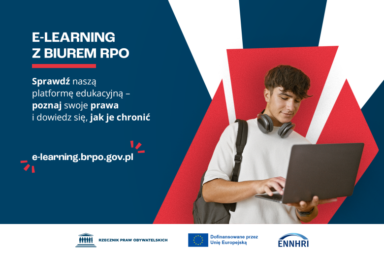 Plansza z tekstem "E-learning z Biurem RPO - Sprawdź naszą platformę edukacyjną - poznaj swoje prawa i dowiedz się, jak je chronić - e-learning.brpo.gov.pl" i ilustracją przedstawiającą uśmiechającego się młodego mężczyznę z plecakiem i zawieszonymi na szyi słuchawkami, korzystającego z laptopa na stojąco