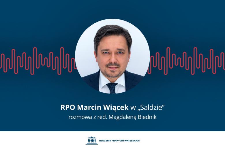 Plansza ze zdjęciem RPO i tekstem: RPO Marcin Wiącek w "Saldzie". Rozmowa z red. Magdaleną Biednik