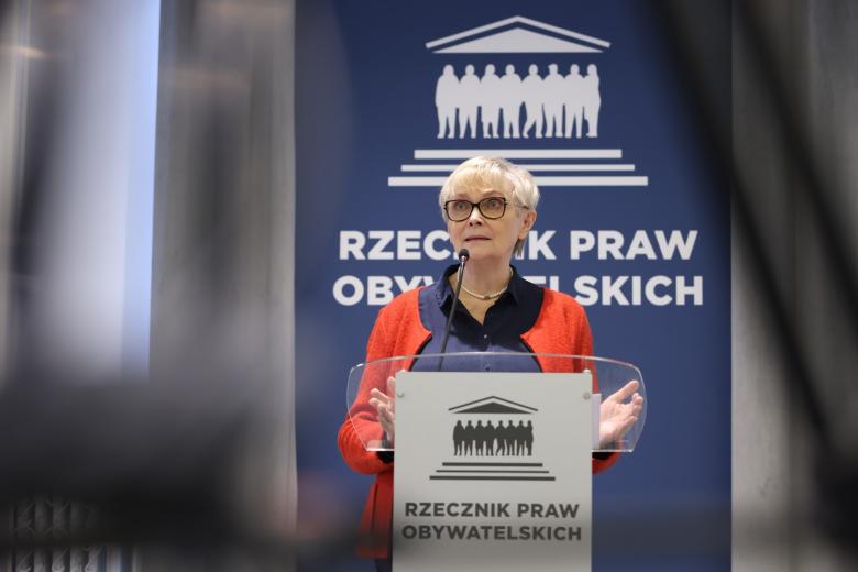 Osoba przemawia za mównicą