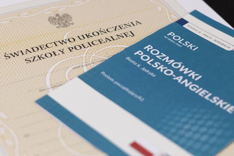 Świadectwo policealne, na którym leżą rozmówki polski-angielskie