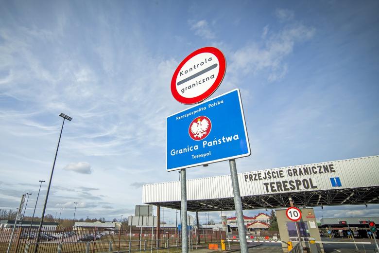 Wiata nad drogą z napisem "Przejście graniczne Terespol. Pod wiatą znajduje się budka strażnicza i szlabany. Przed budynkiem stoi słup ze znakami drogowymi o treści "Kontrola Graniczna" i "Rzeczpospolita Polska - Granica Państwa - Terespol"