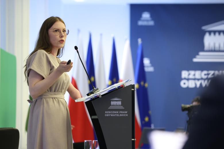Angelika Greniuk wypowiada się stojąc przy mównicy