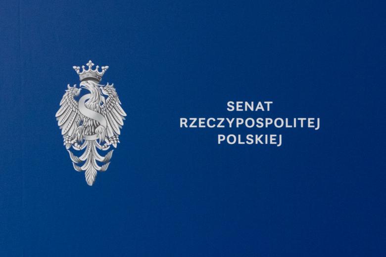 Symbol Senatu - Orzeł w koronie przepleciony literą "S" - i podpis "Senat Rzeczypospolitej Polskiej"