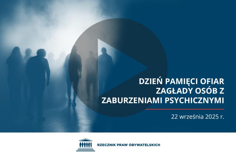 Plansza z tekstem "Dzień Pamięci Ofiar Zagłady Osób z Zaburzeniami Psychicznymi - 22 września 2025 r." i ilustracją przedstawiającą kontury ludzi poruszających się we mgle w kierunku światła. Na planszę nałożony jest symbol odtwarzania wideo - trójkąt w kole