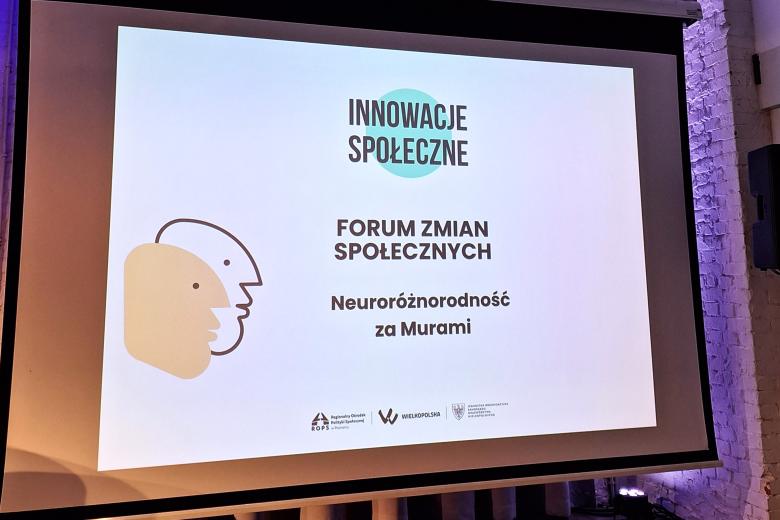 Wyświetlony na rozwijanym tle napis "FORUM ZMIAN SPOŁECZNYCH, Neuroróżnorodnośc za Murami"