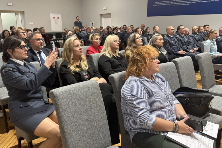 osoby siedzą w sali 