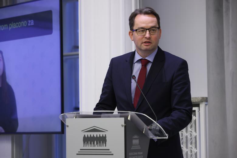 Sławomir Pałka wypowiada się stojąc przy mównicy