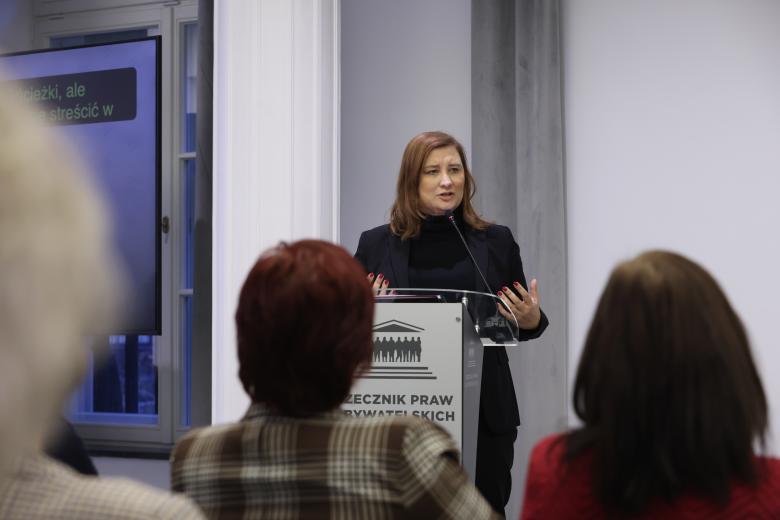  Paulina Piechna-Więckiewicz wypowiada się stojąc przy mównicy