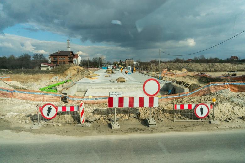 znaki zakazu wejścia na drogę w budowie w polu