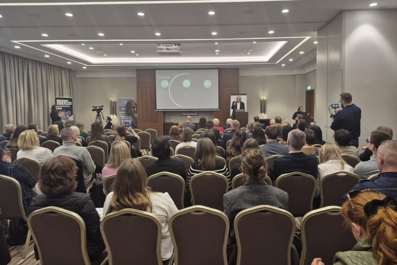 osoby siedzą w sali 