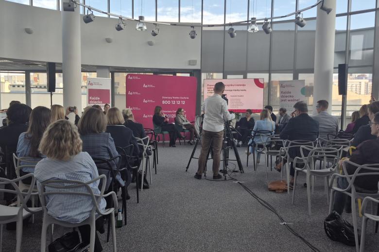 osoby siedzą w sali 