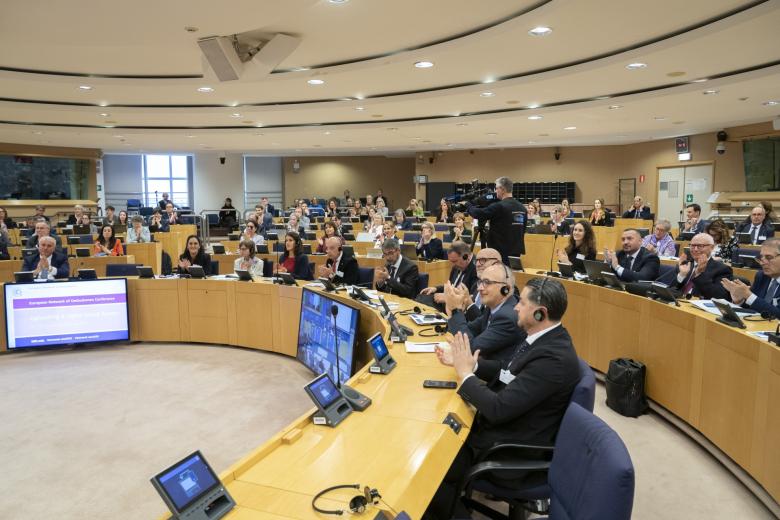 osoby siedzą w sali 