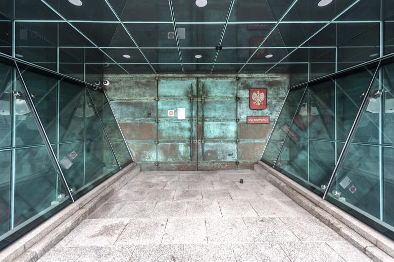 wejście do budynku sądu 