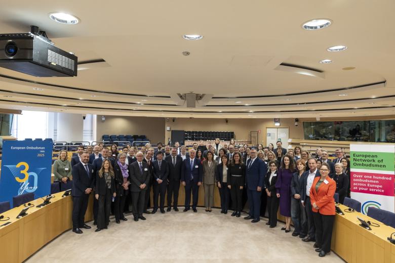 osoby w sali pozują do zdjęcia na stojąco  