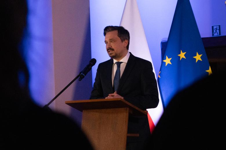 Marcin Wiącek wypowiada się stojąc przy mównicy