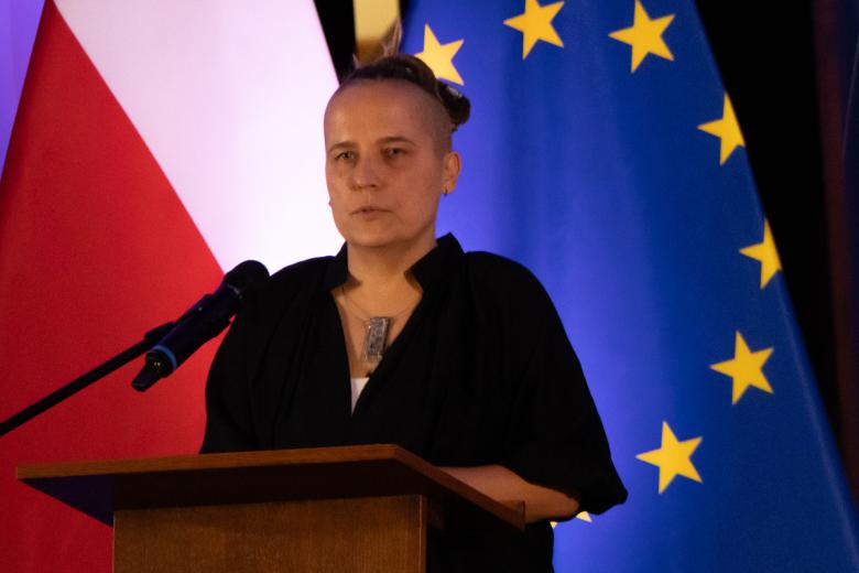 Dorota Szadejko wypowiada się stojąc przy mównicy