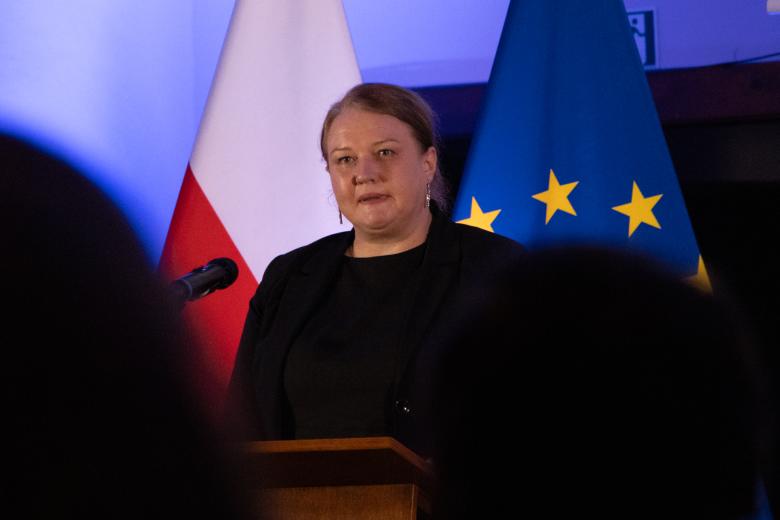  Renata Rogowska wypowiada się stojąc przy mównicy