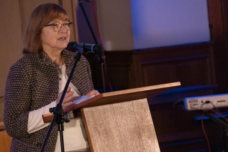 Małgorzata Gorący wypowiada się stojąc przy mównicy