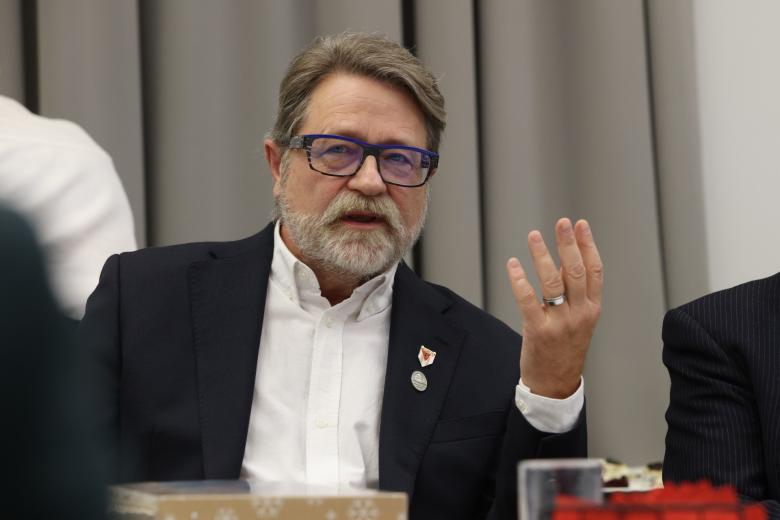 Zdjęcie mówiącego mężczyzny w okularach