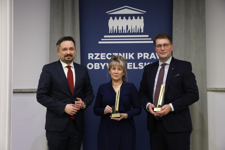 Marcin Wiącek, Katarzyna Wiśniewska i Tomasz Sieniow pozują do zdjęcia. 