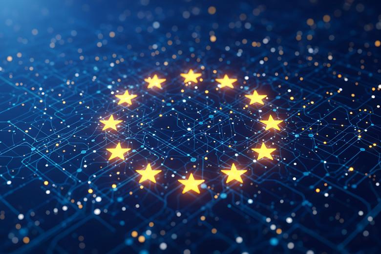 Dwanaście złotych gwiazd w okręgu na tle granatowego tła wypełnionego liniami na kształt przypominający sieć cyfrowych połączeń lub układ scalony