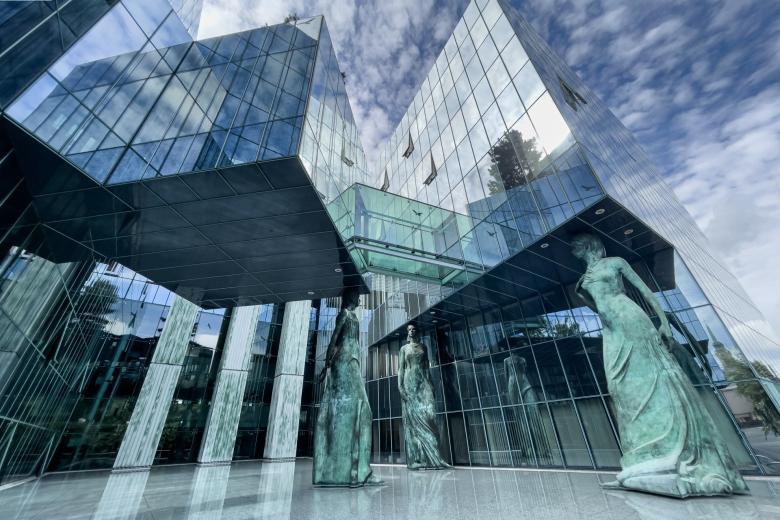 rzeźby kobiece przy wejściu do gmachu publicznego