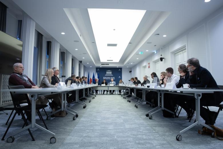 osoby siedzą w sali 