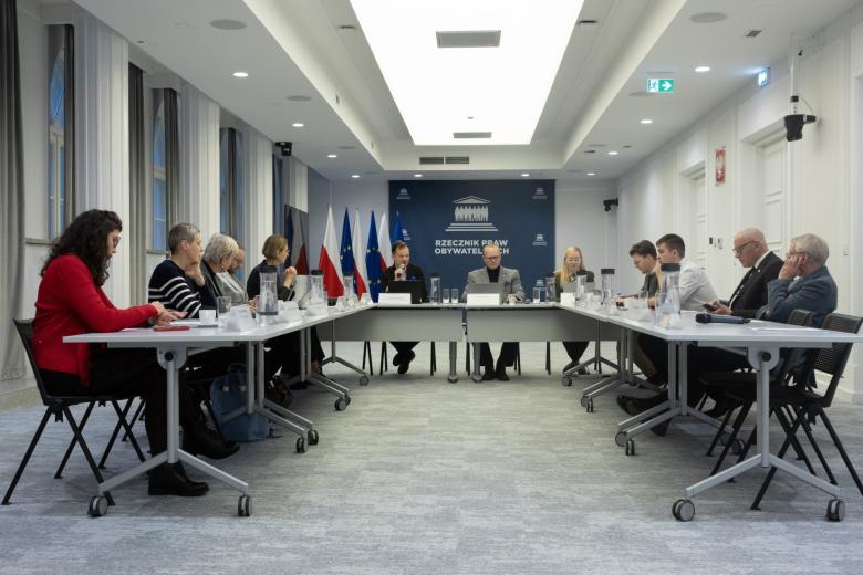 osoby siedzą w sali 