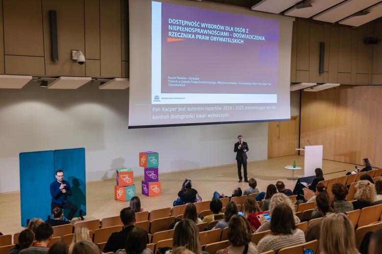 osoby siedzą w sali 