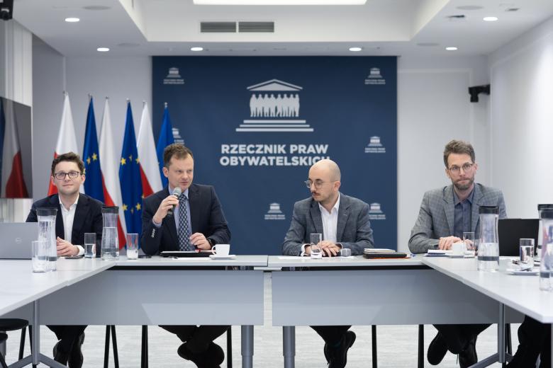 osoby siedzą w sali 