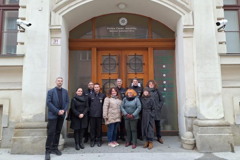 osoby stoją przed budynkiem 