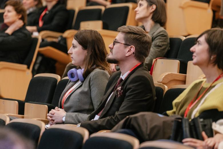 osoby siedzą w sali 