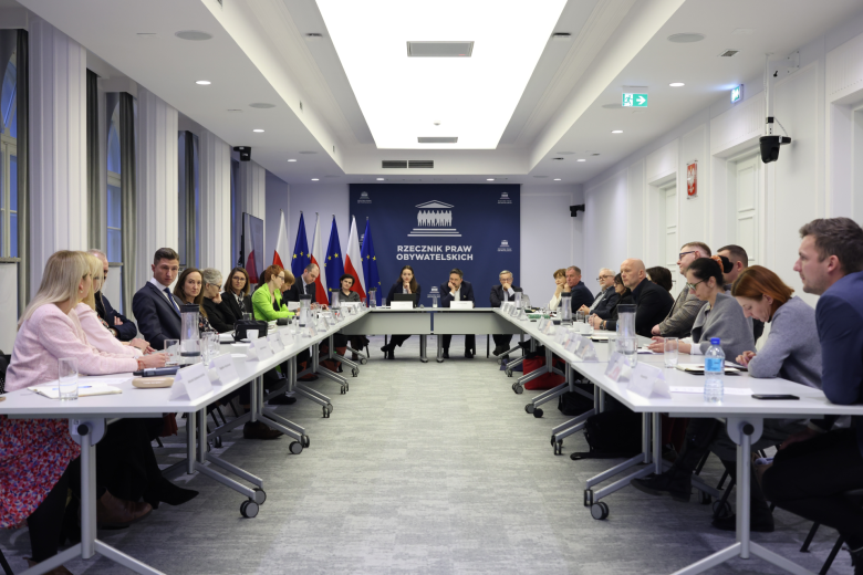 osoby siedzą w sali 