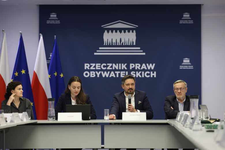 osoby siedzą w sali 