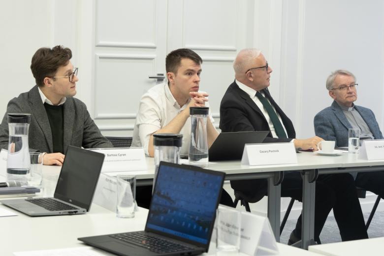 osoby siedzą w sali 